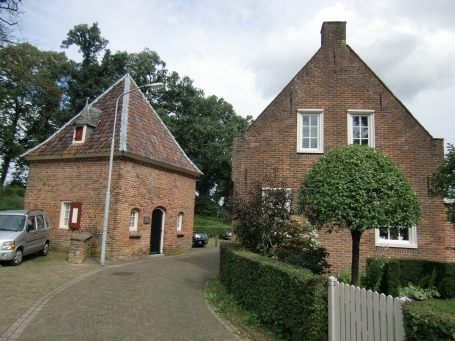 's-Heerenberg : Muntwal, Hondehut ( Wachthaus ) links im Bild